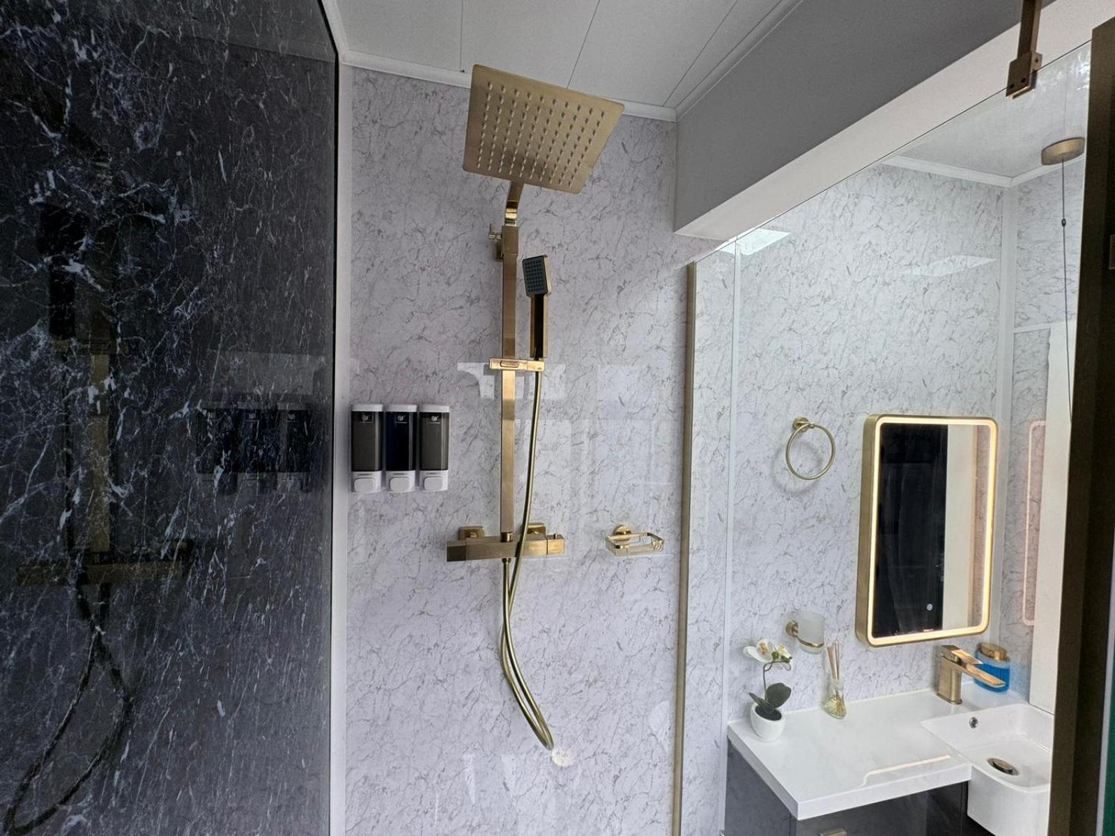 Newly Renovated Studio In Center Luton  Bagian luar foto